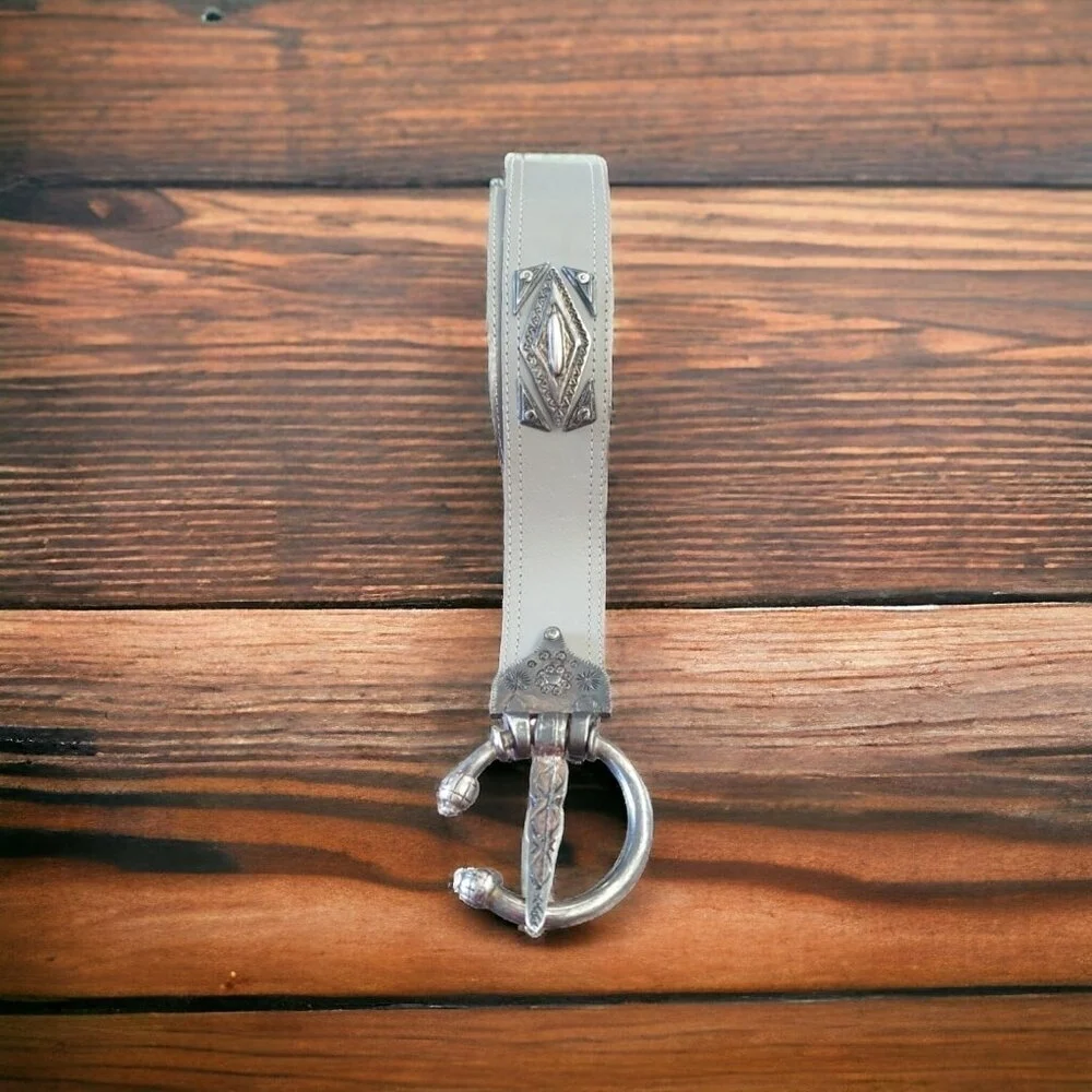 Laurel belt leather with a round, ornate metallic buckle Size 40
